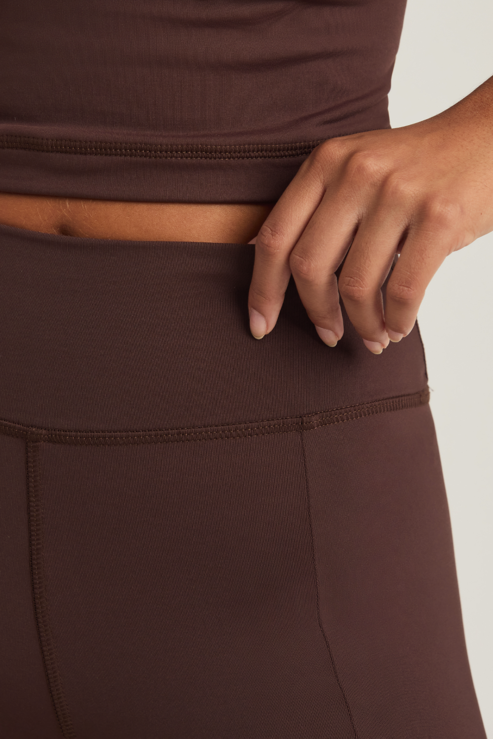 CALÇA FLARE ICE TECH HIGH ESSENTIALS SWEET BY MA TRANCHESI BRIGADEIRO