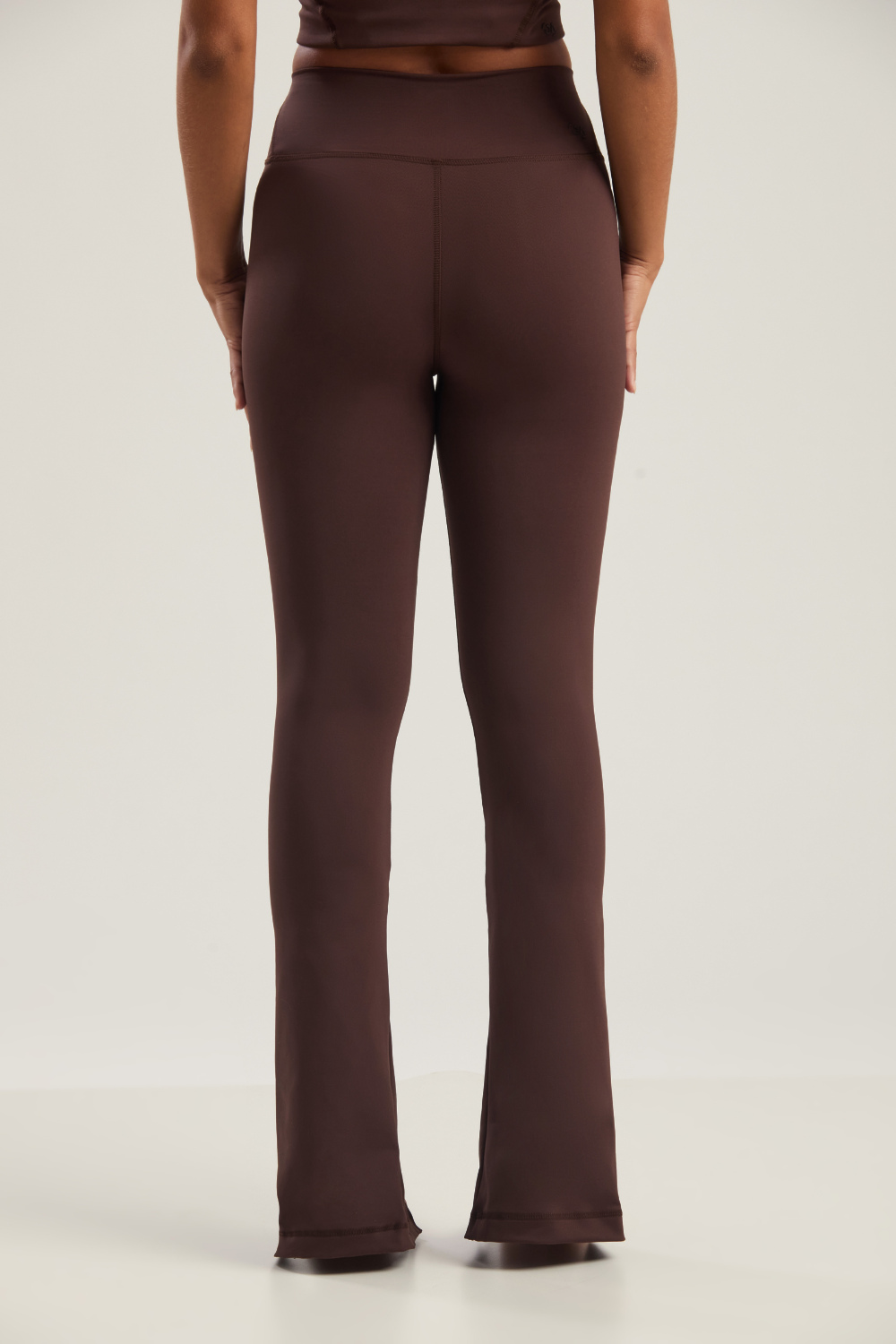 CALÇA FLARE ICE TECH HIGH ESSENTIALS SWEET BY MA TRANCHESI BRIGADEIRO